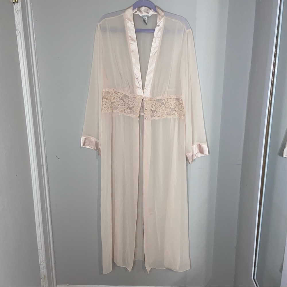 🍭 2 for $30  // Beautiful baby pink peignoir